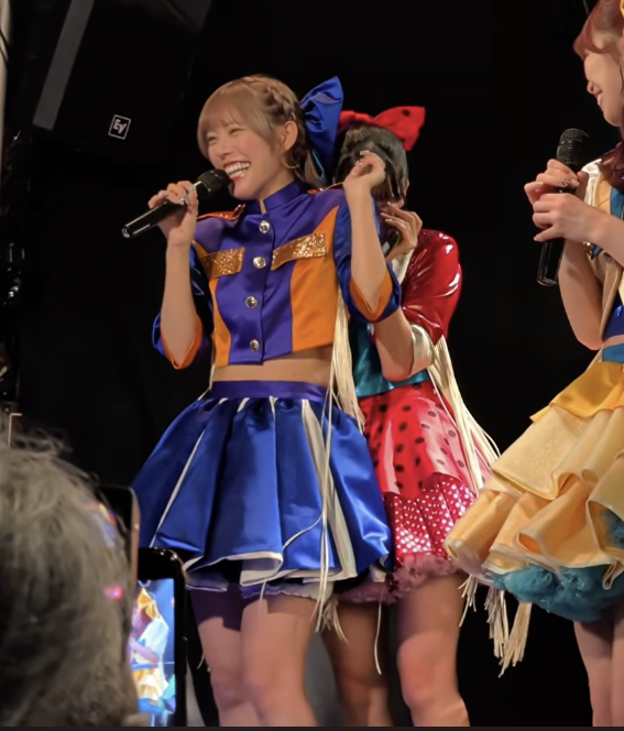 ナオの背中に隠れてしまったアイカ