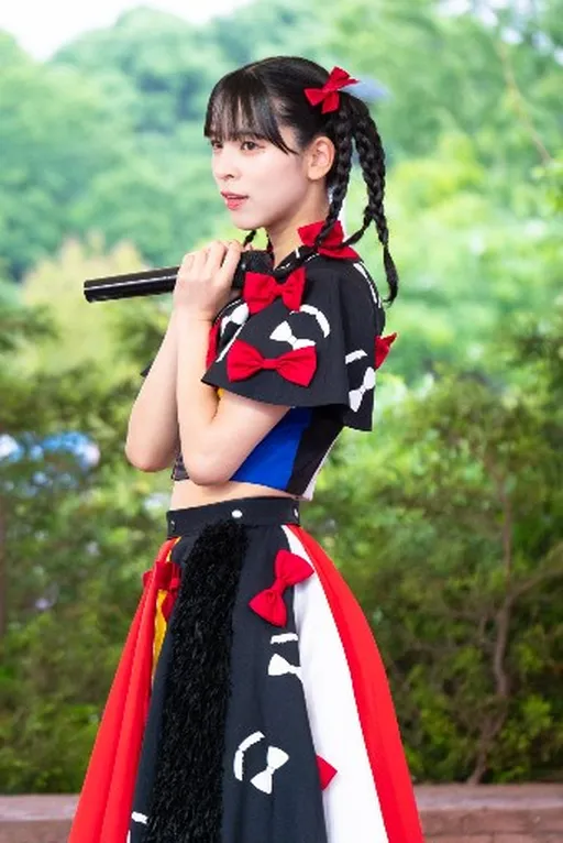 アイカ・ザ・スパイ ― 豆柴の大群を支え続ける'顔'